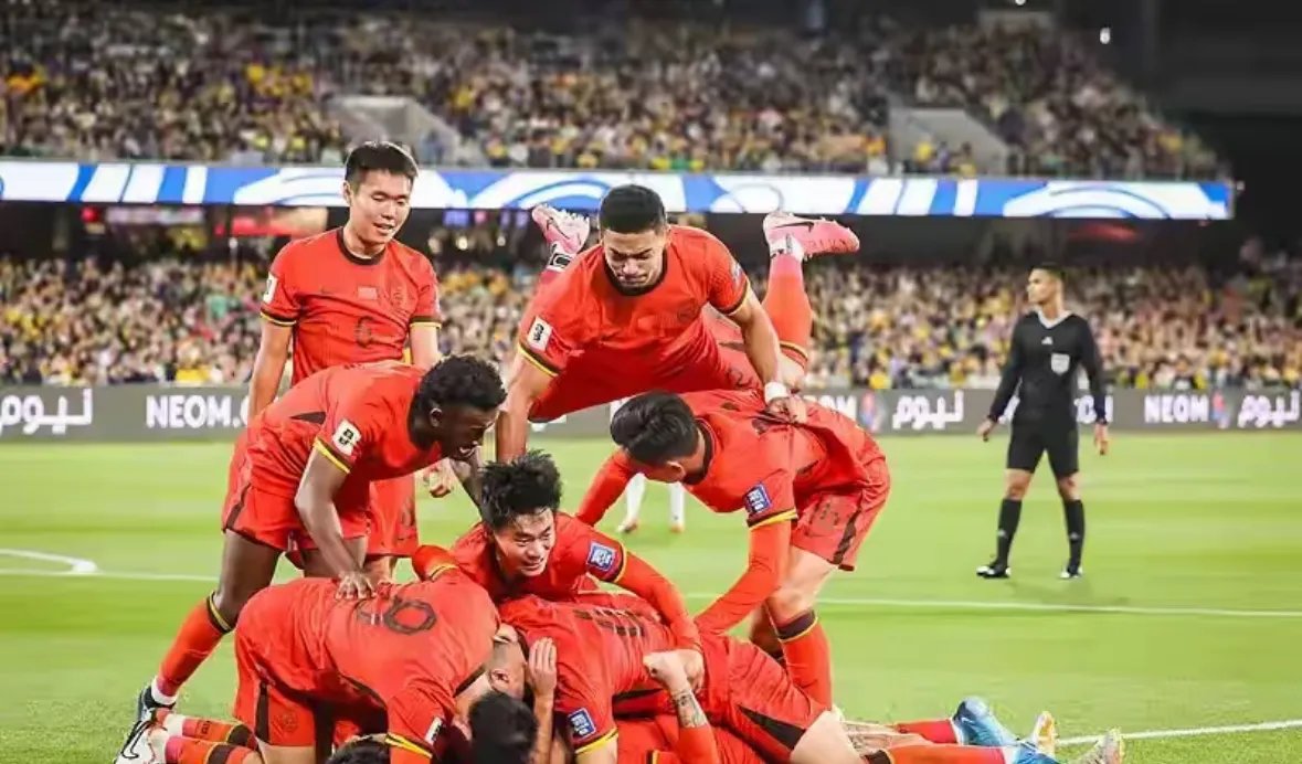 包含足球强队交锋现场热闹非凡，势均力敌的词条