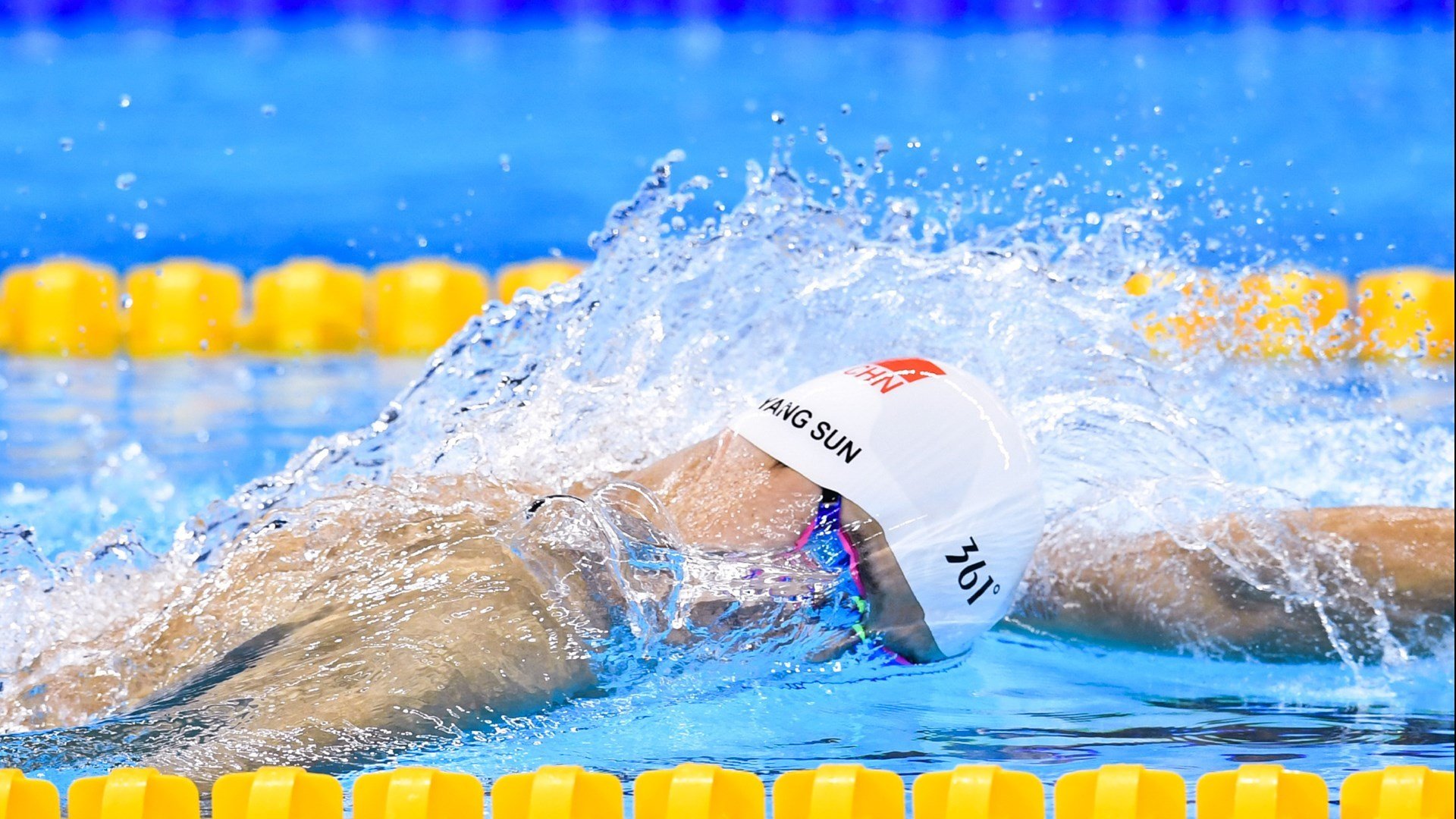 穆古鲁扎在雄鹿比赛中刷新纪录，大比分获胜引发热议！上演精彩一战